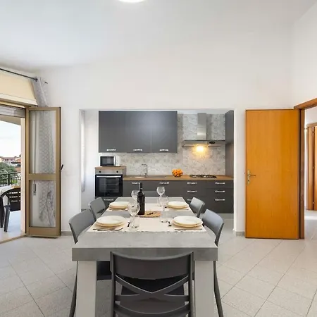 Berchida, Spazioso Con Verande A Appartement *