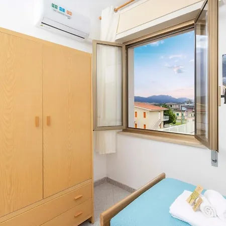 Berchida, Spazioso Con Verande A Appartement
